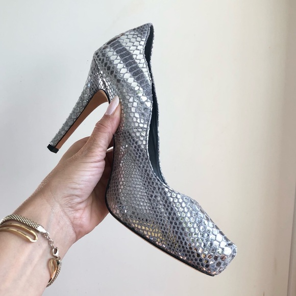 White House Black Market Metallic Silver Snake Heels Pumps scallop edge size 8 - Picture 9 of 17